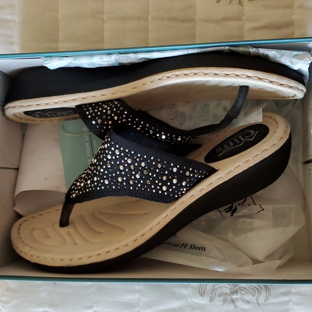 Nwt Cliffs sandals size 11
